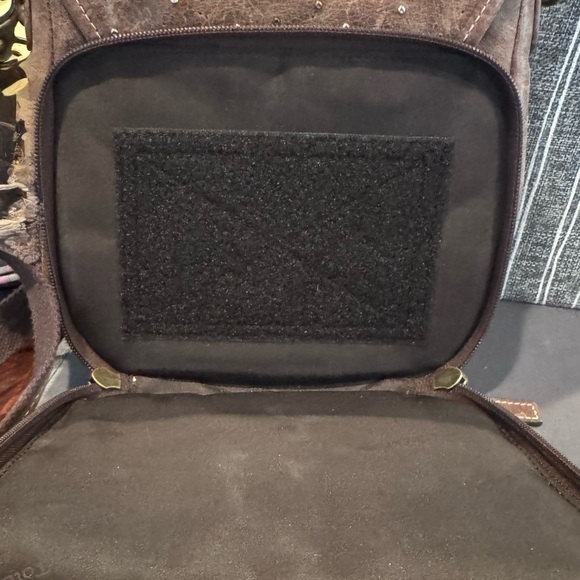 Gun Tote’n Mama Distressed Leather Crossbody Concealed Carry Purse - Picture 6 of 9